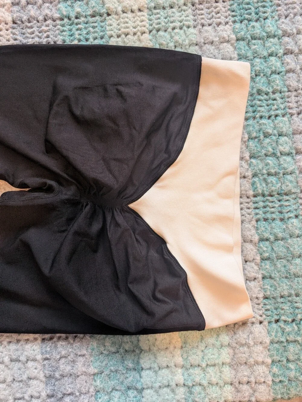 High-Waist‎ Black Leggings with Cream V-Shaped Waistband Size Large